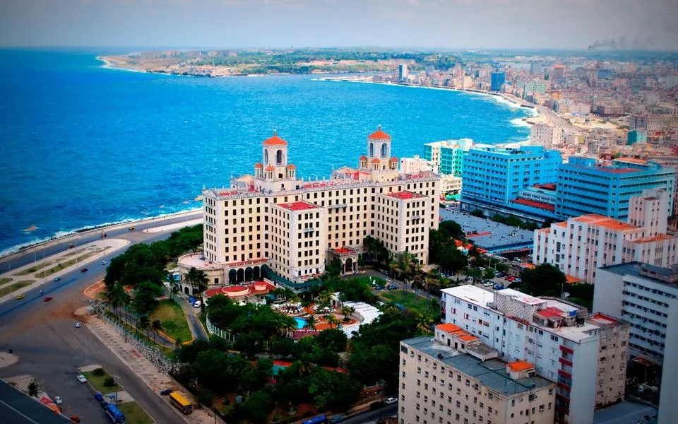 Cuba Auténtica: Ritmo y Color - Paquete Todo Incluido con Palmera Investment